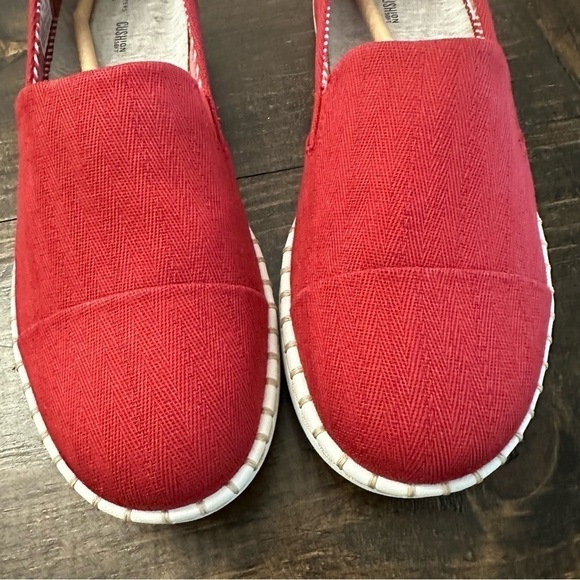 Cloudsteppers by Clarks Red Slip-On Shoes - Picture 10 of 12